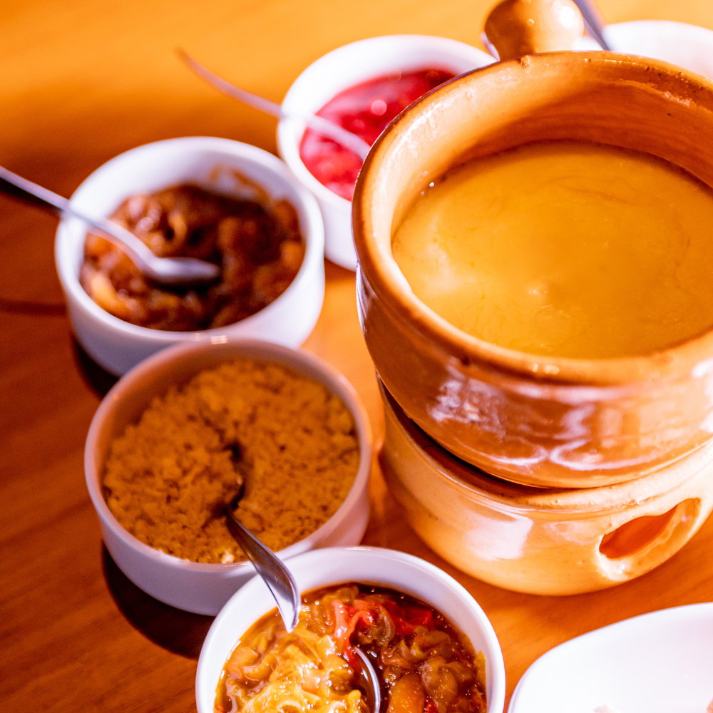 Fondue de queijo em Gramado - Viva uma experiência completa com espetáculos e um rodízio de fondue delicioso.