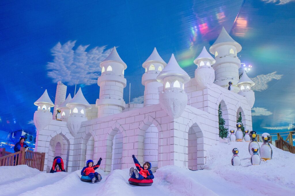 Crianças brincando no Snowland - parque de neve da Serra Gaúcha