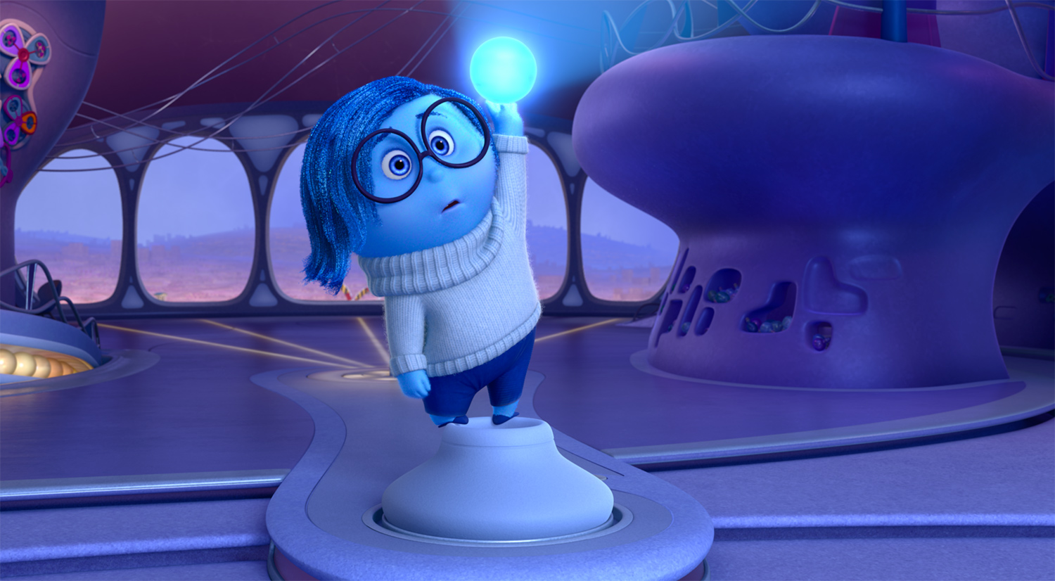 Divertida Mente 2: personagem tristeza segurando uma memória. Imagem: Pixar Studios