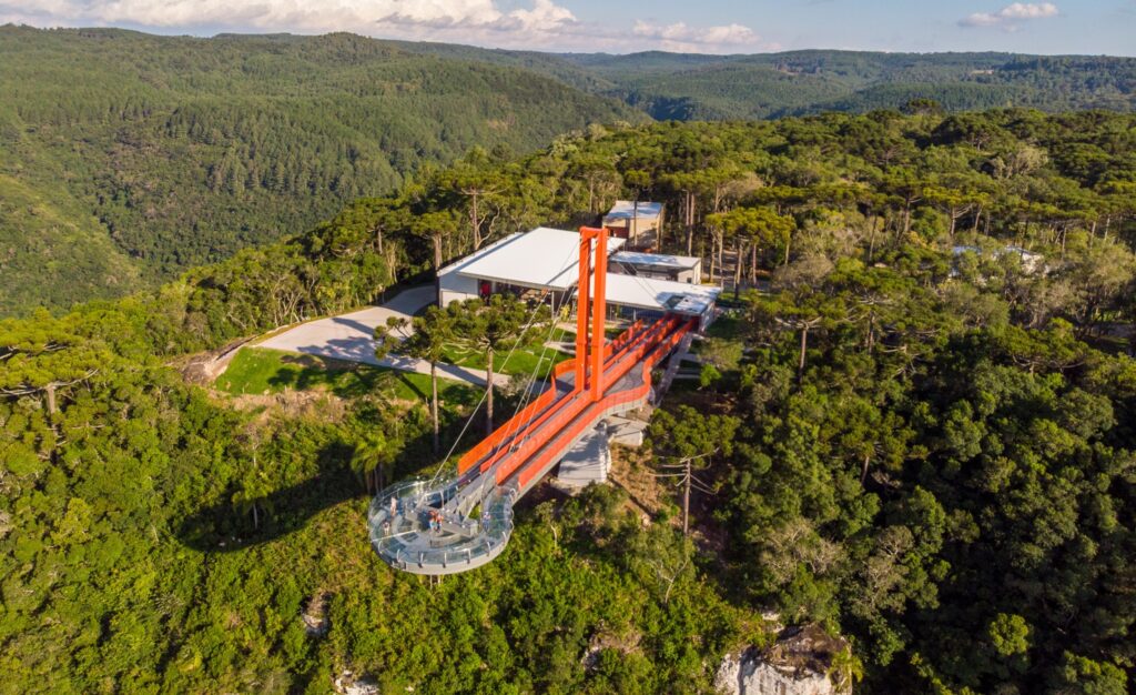 A plataforma de vidro Skyglass sobre o Vale da Ferradura, em Canela, na Serra Gaúcha. Vista de cima.