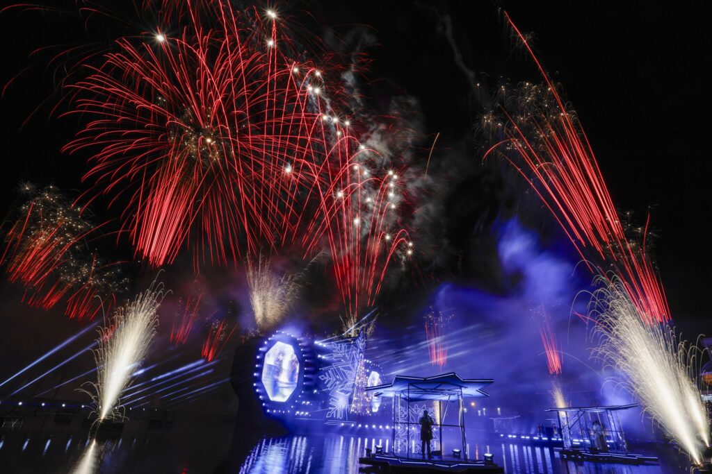 Imagem do espetáculo Nativitaten do Natal Luz de Gramado. Palco flutuante com fogos de artifício ao fundo.