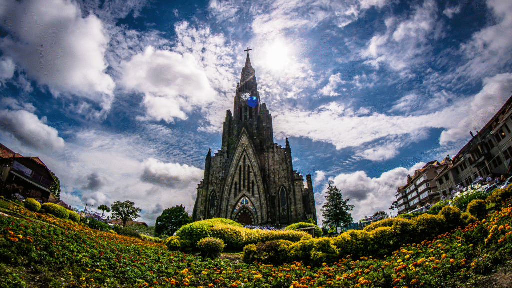 Imagem vista de baixo da Catedral de Pedra, em Canela.