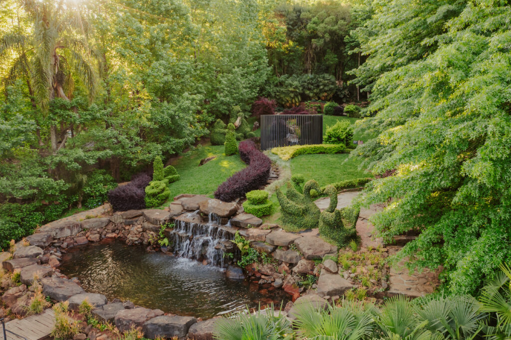 Imagem de trilha com riacho no Garden Park em Gramado.