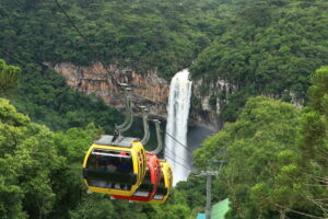 Bondinhos Aéreos de Canela com vista para a Cascata do Caracol.